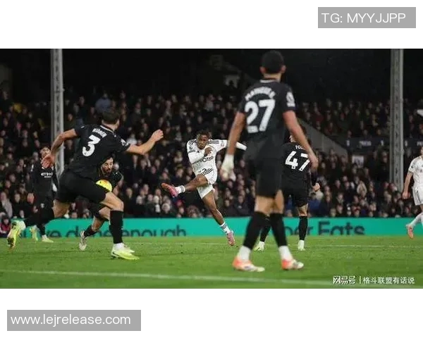 意甲焦点战曼城与巴黎圣日耳曼激战成平红牌事件引发全场热议